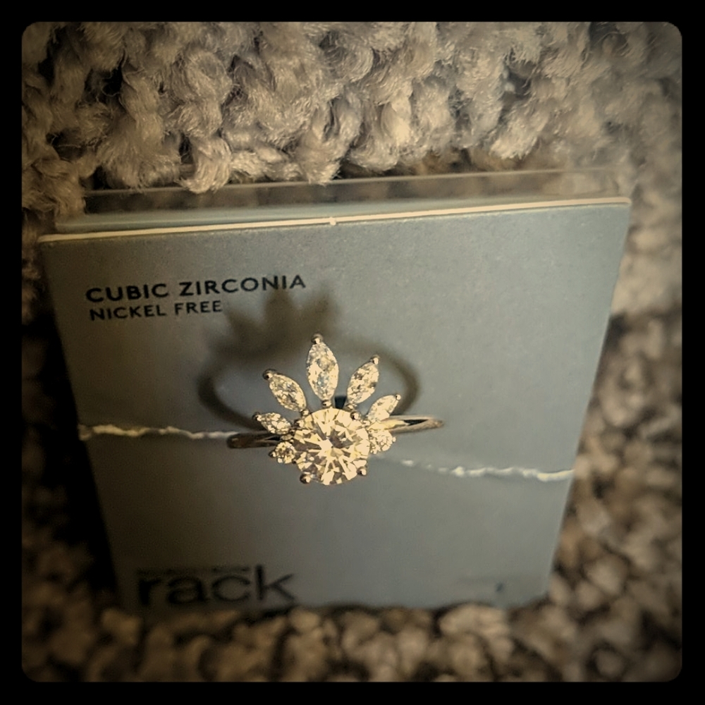 Ring- cubic zirconia flower